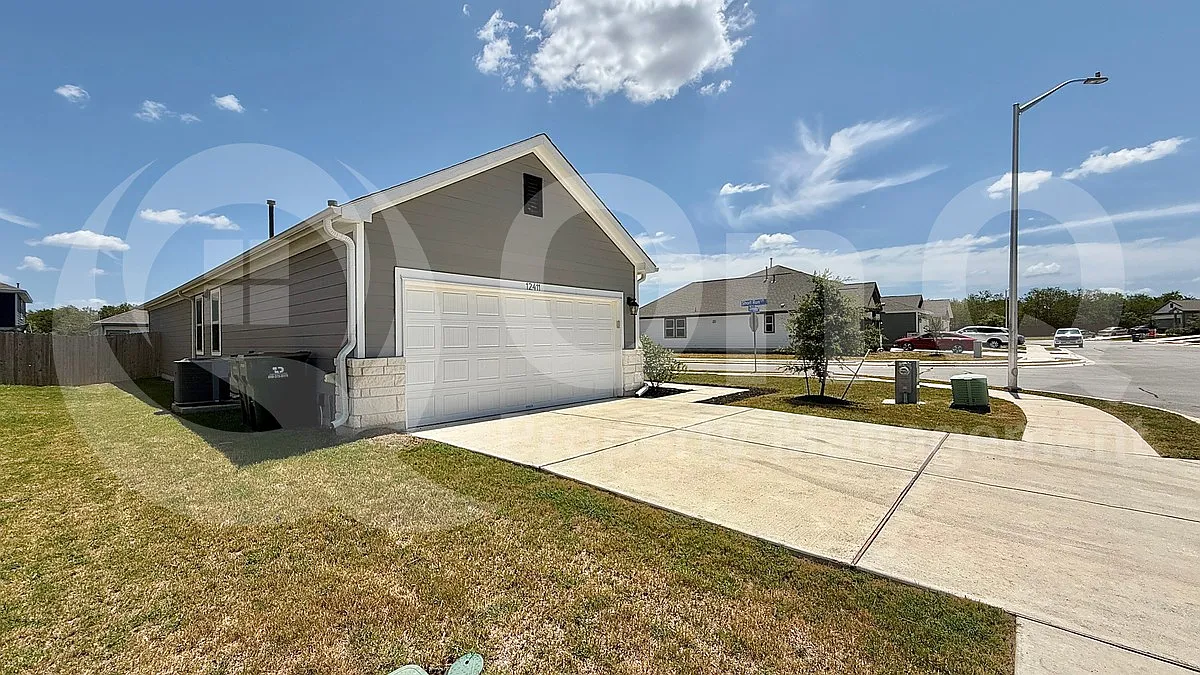 4 bed, 2.0 bath, 1600 sqft, $1,900 — Photo 2