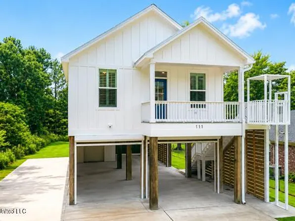 111 North St, Waveland, MS 39576