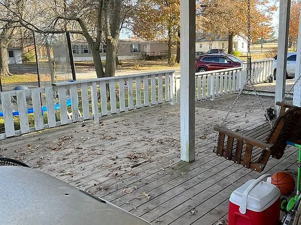 300 South St, Cisne, IL 62823