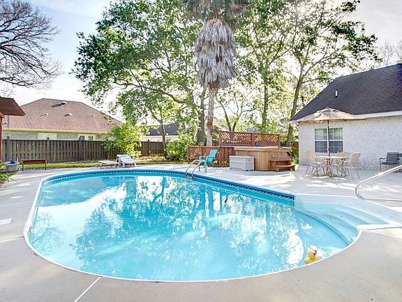 2nd image of 105 Kingswood Ct