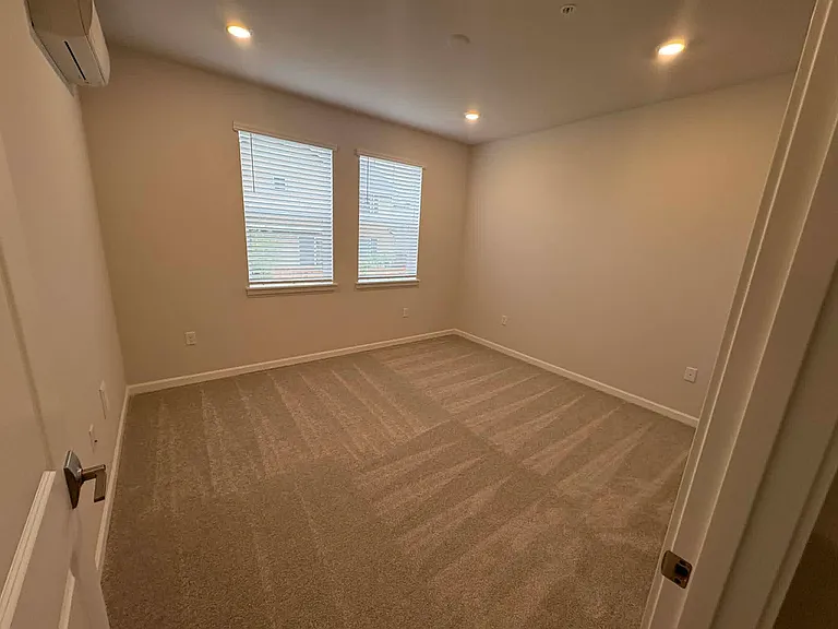 19319 NE 69th Way #101 — Photo 8