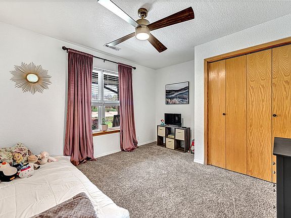 3rd image of 205 Kinross Dr