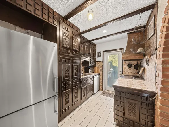 75-27 Furmanville Avenue image 7 of 19