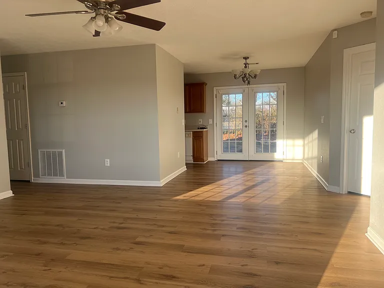 225 Shiloh Dr — Photo 2