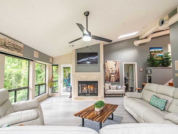 4th image of 724 SE Evergreen Dr