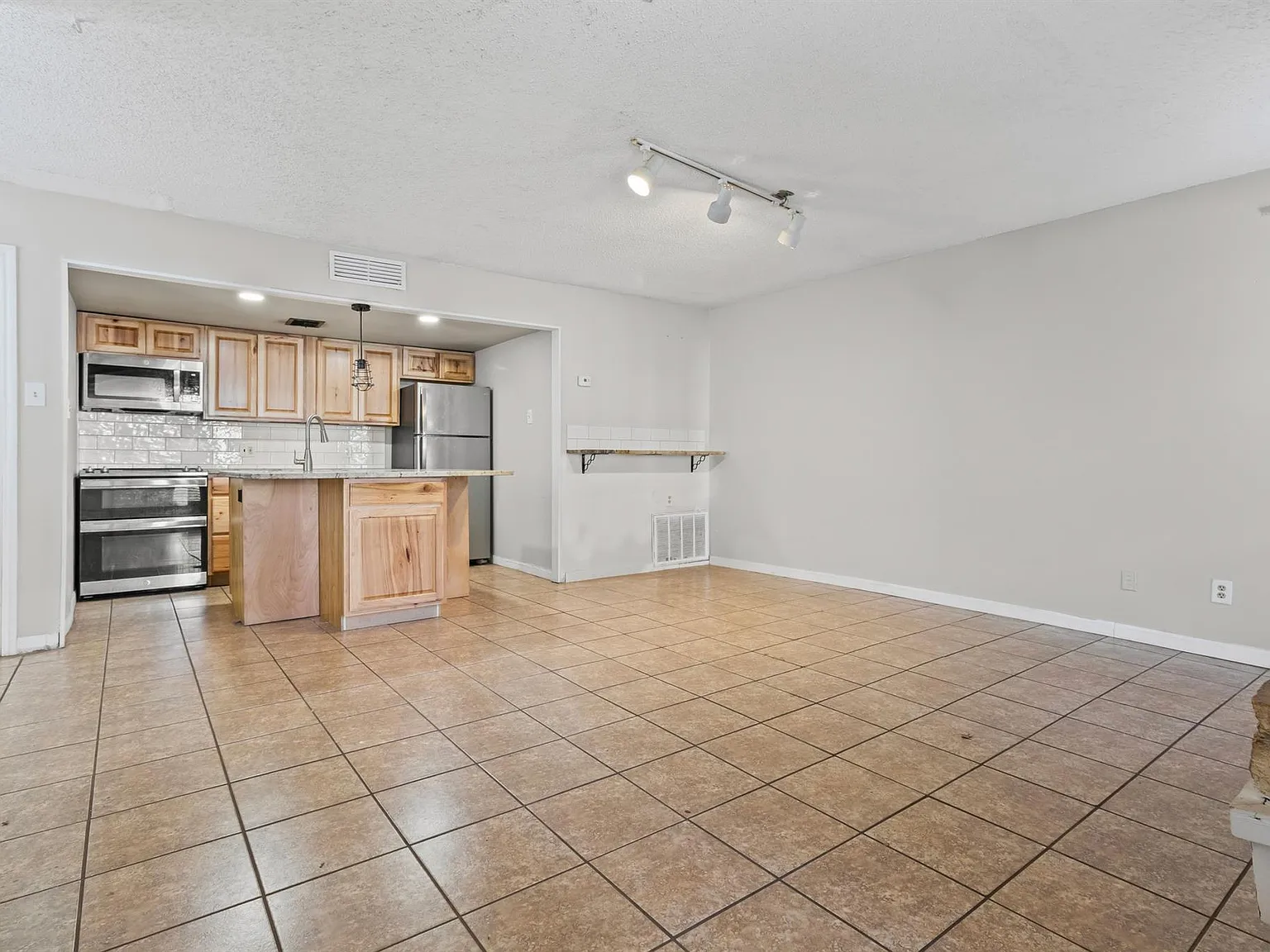 3 bed, 3.0 bath, 1510 sqft, $1,750 — Photo 3