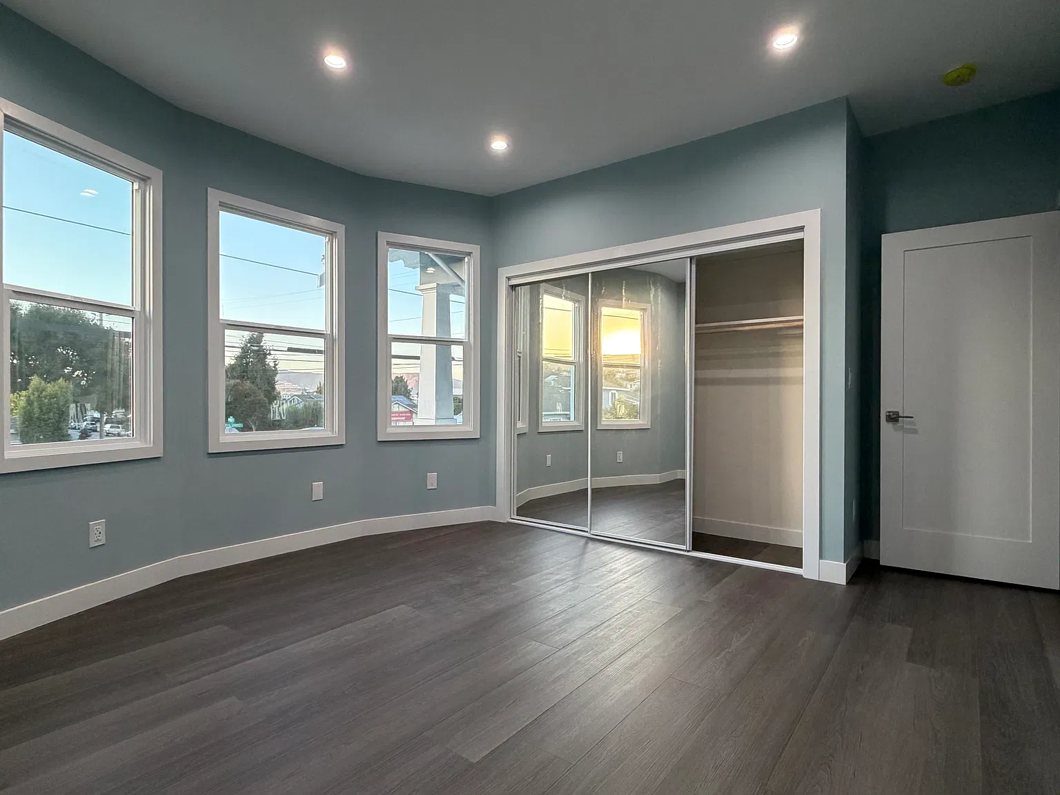 2 bed, 1100 sqft, $4,295 — Photo 2