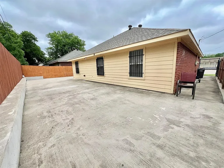 1408 California Pkwy N — Photo 12