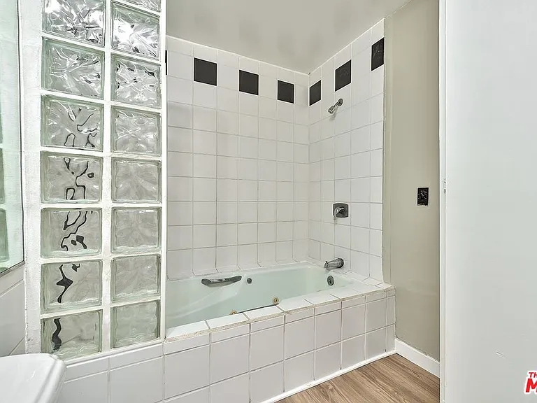 429 S Orange Dr — Photo 30