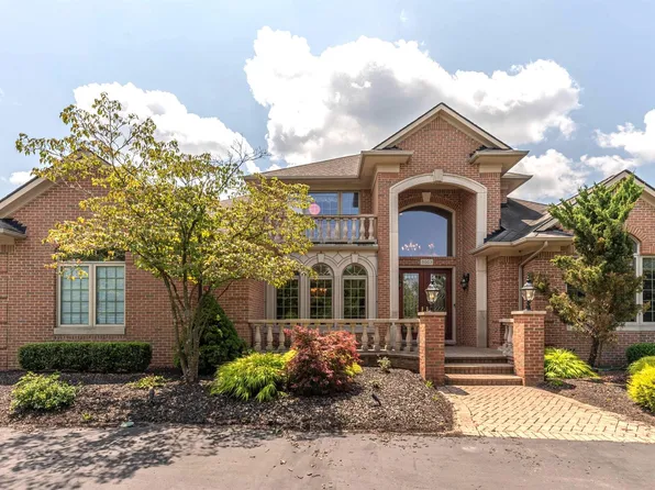 5003 Hickory Pointe Dr, Orchard Lake, MI 48323