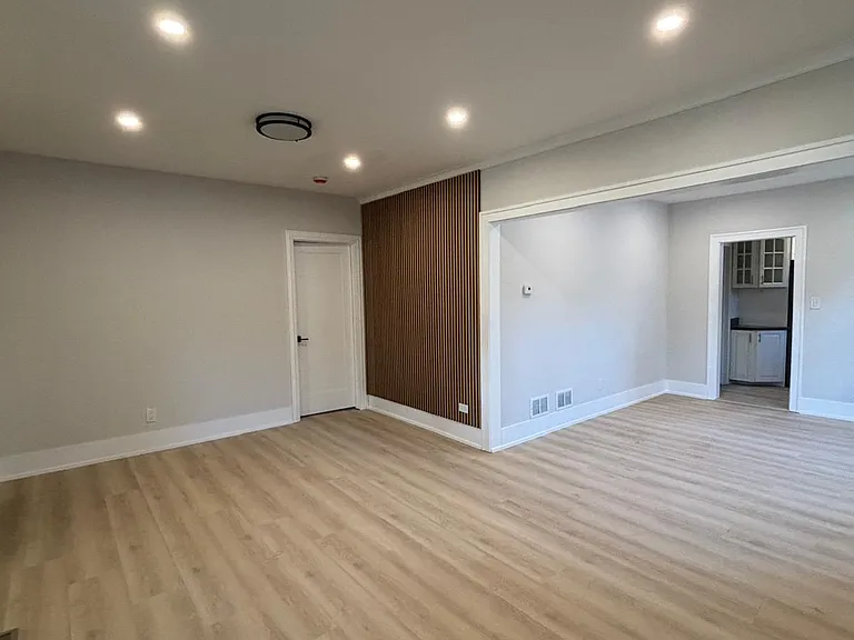 247 S Oakland Grv — Photo 11