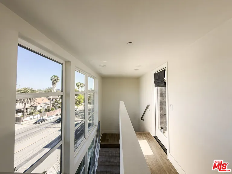 2111 N Cahuenga Blvd #2 — Photo 34
