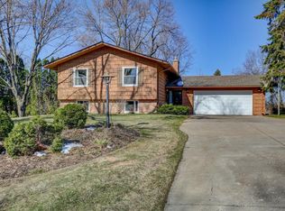 2025 Walnut Grove Ln N, Plymouth, MN 55447