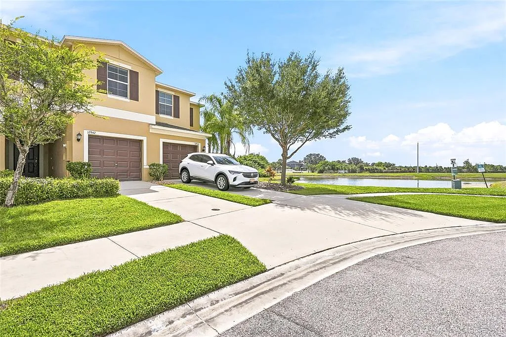 3 bed, 2.5 bath, 1668 sqft, $1,899 — Photo 2