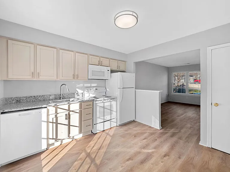 Plymouth Gardens Apartments — Photo 11