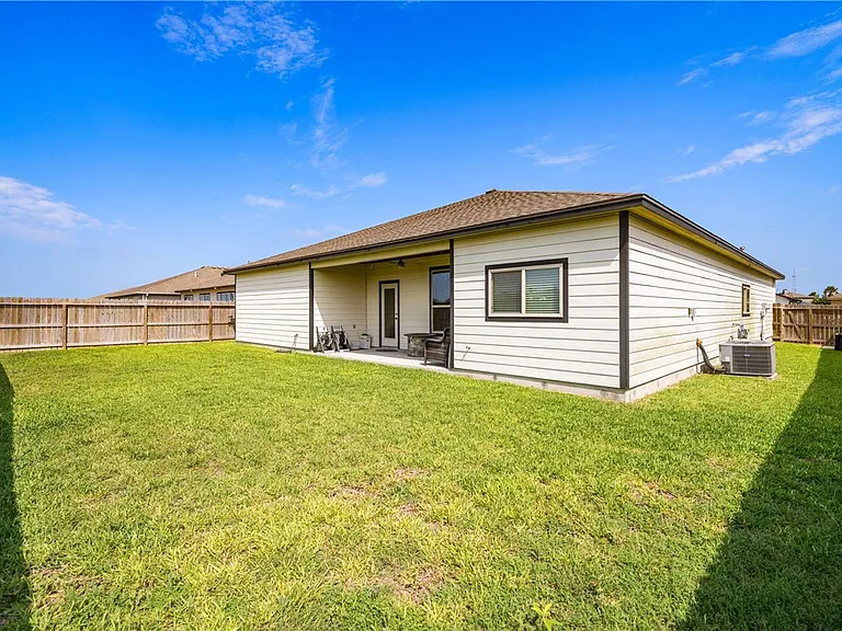 7721 Dove Hollow Dr — Photo 2