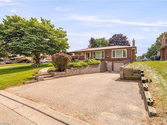 2nd image of 25 Brier Cres