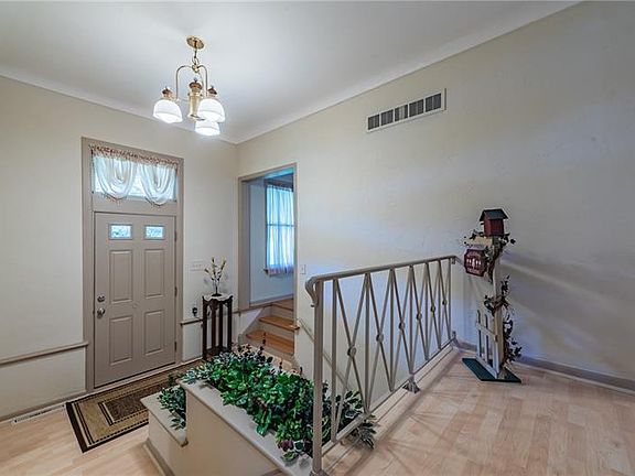 5th image of 407 Greenwood Dr