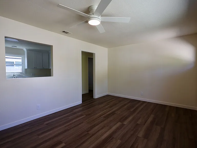 409 Russell St — Photo 2