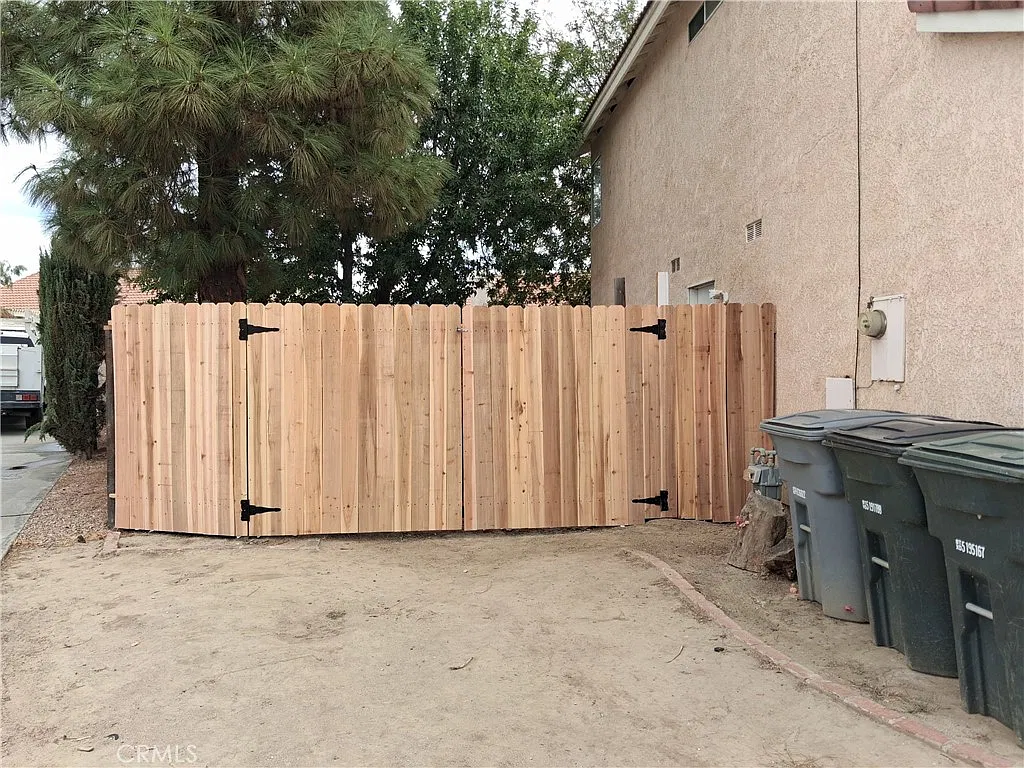 4 bed, 1977 sqft, $2,600 — Photo 2