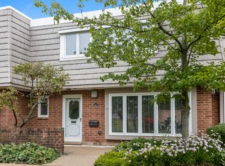 702 Lorraine Cir, Highland Park, IL 60035