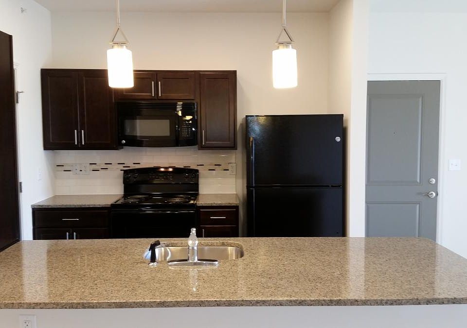 Open floor plan kitchen, micrwave and icemaker!