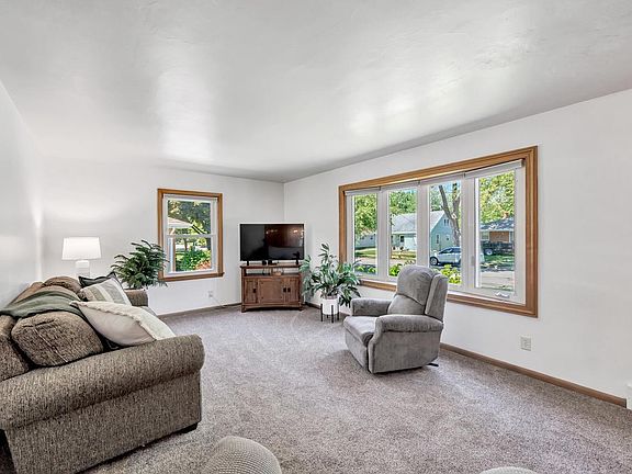 2nd image of 2032 Hillview DRIVE