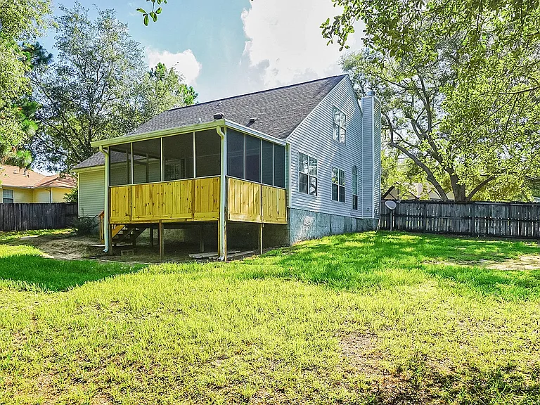 301 Ashley Dr — Photo 2
