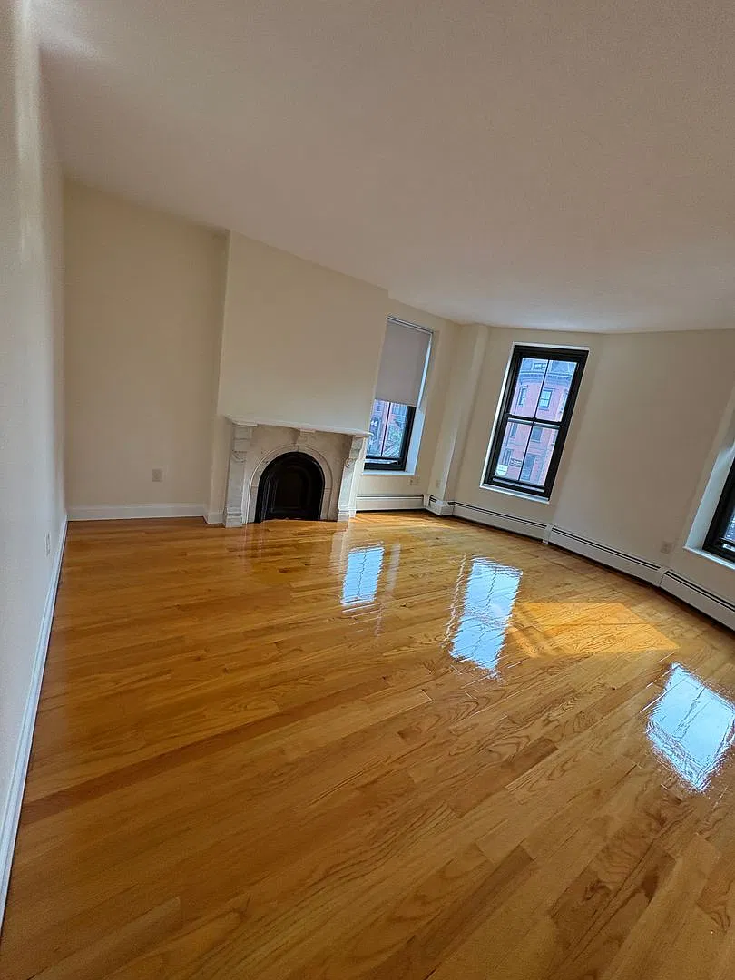 Charming & Sunlit 2-Bed in the South End — Photo 2