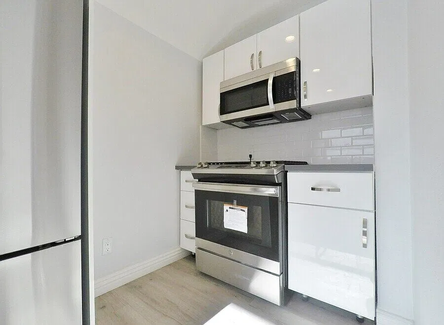 Renovated Top-Floor Studio | Quartz Counters | Utilities Included | Near Fourth Street Berkeley — Photo 3