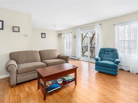 3rd image of 565 Quaker Ln APT 38