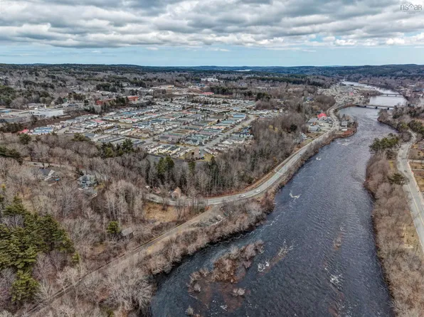 726 Lahave St, Bridgewater, NS B4V 2V3