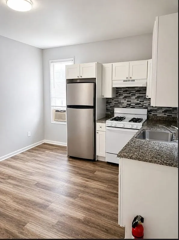 2 bed, 1.0 bath, 780 sqft, $1,900 — Photo 1