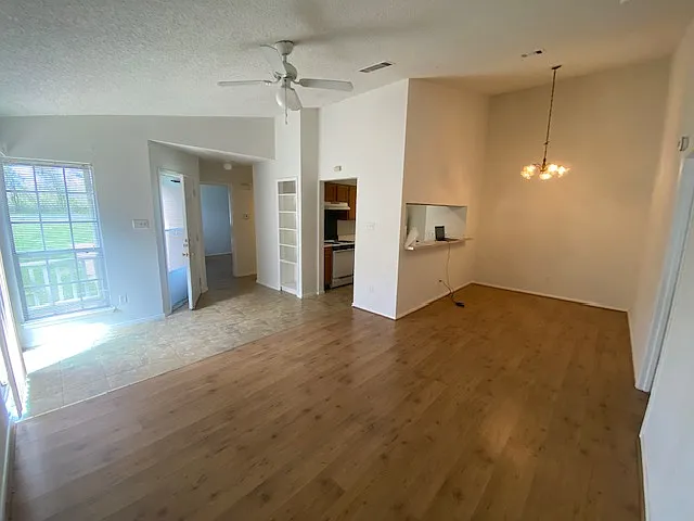 2 bed, 900 sqft, $1,350 — Photo 2