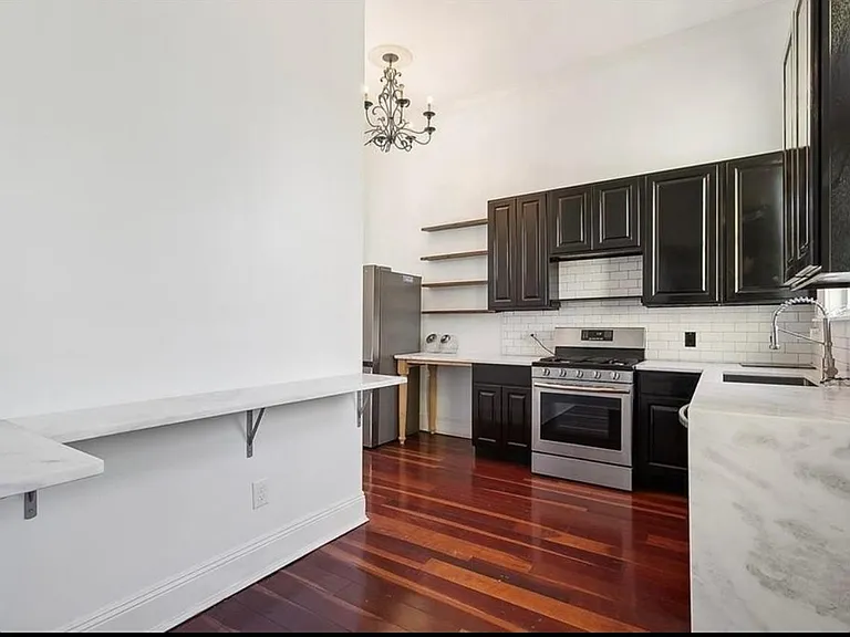 1674 N Robertson St — Photo 9