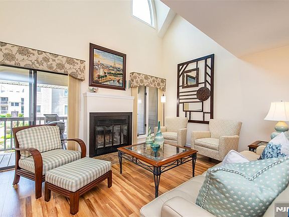 3rd image of 902 River Renaissance #C02