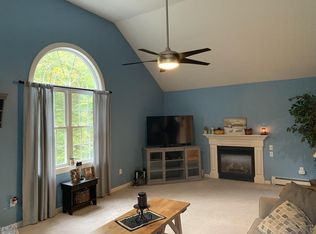 100 Little Rest Rd, Brimfield, MA 01010