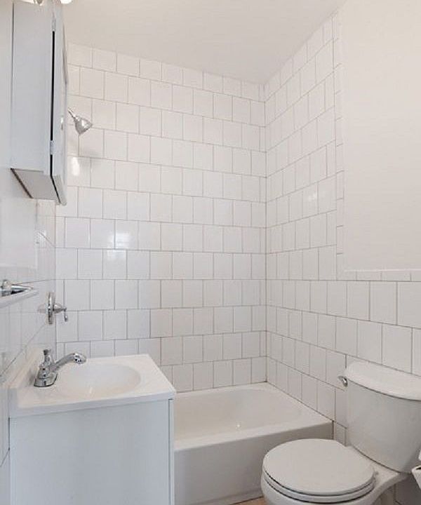 2nd image of 152 Pulaski St APT 3R