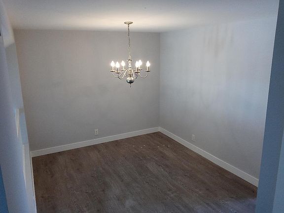 Large dining area, plenty of room during the holidays.