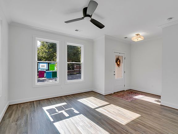 4th image of 286 College St