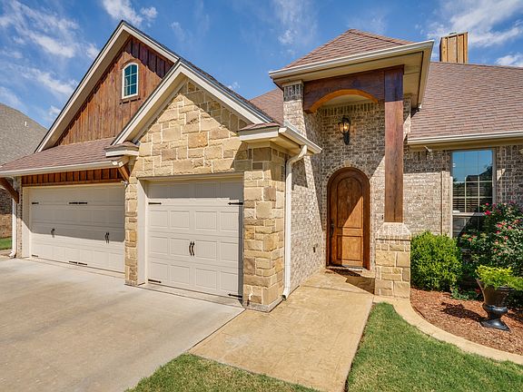 2nd image of 4 Oakwood Ct