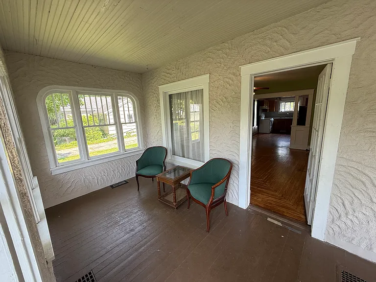 209 W Holcomb St — Photo 6