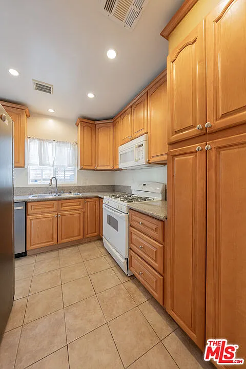 2 bed, 1.5 bath, 884 sqft, $3,950 — Photo 4