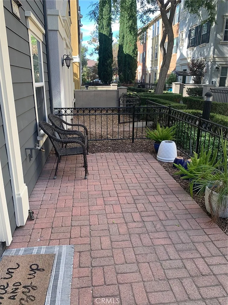 2 bed, 2.5 bath, 1675 sqft, $4,200 — Photo 3