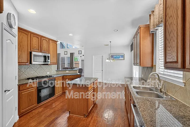 5 bed, 4.5 bath, 4029 sqft, $3,700 — Photo 4