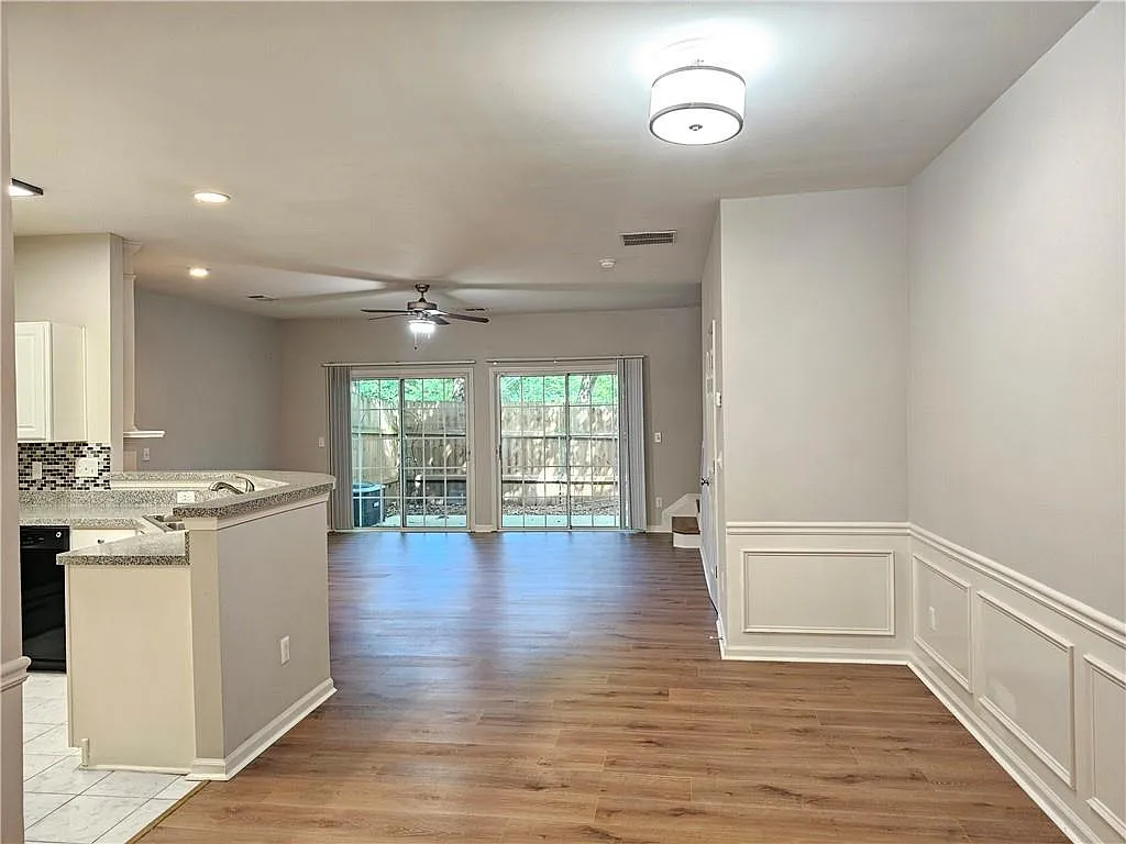 3 bed, 2.5 bath, 1416 sqft, $2,200 — Photo 2