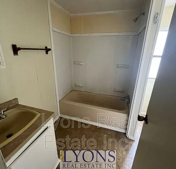 228 E Grow St #7 — Photo 6
