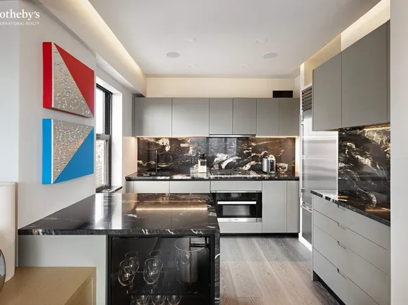 900 Park Avenue image 8 of 17