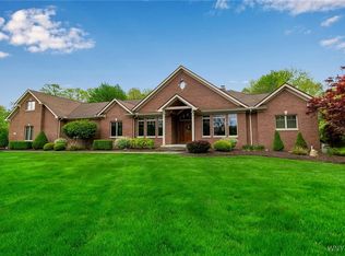 250 Crag Burn Dr, East Aurora, NY 14052