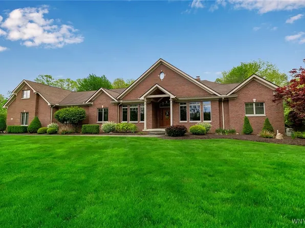 250 Crag Burn Dr, East Aurora, NY 14052